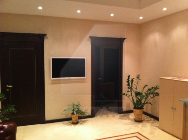 Продажа этажа в торгово-офисном центре,м. Пролетарская.