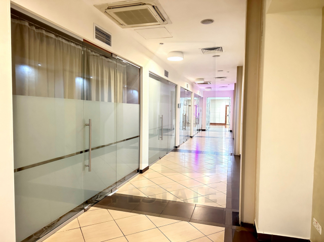 Продажа торговых помещений в бизнес-центре класса А, м.Тульская.