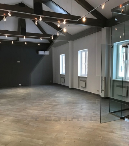 Аренда отдельно-стоящего здания с большой парковкой, м.Достаевская.