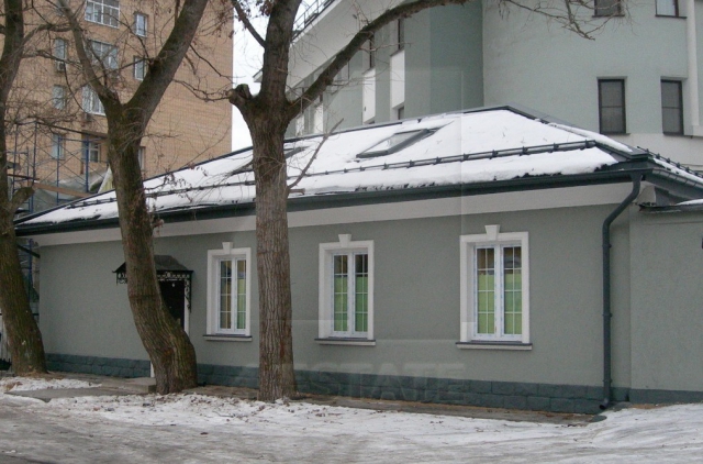 Аренда отдельно-стоящего здания с большой парковкой, м.Достаевская.