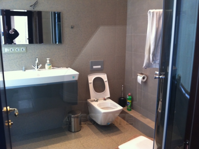 Продажа этажа в торгово-офисном центре,м. Пролетарская.