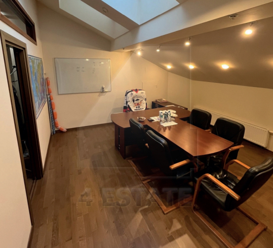 Аренда торговых и офисных помещений в бизнес-центре класса Премиум, м.Площадь революции.