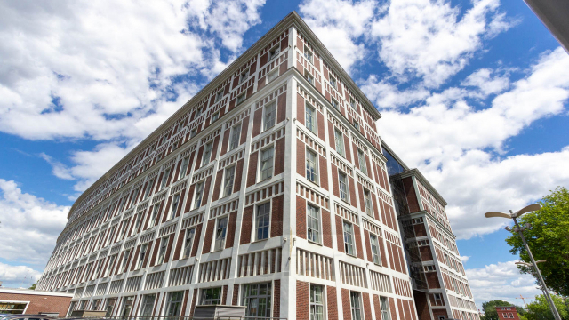 Продажа торговых помещений в бизнес-центре класса А, м.Тульская.