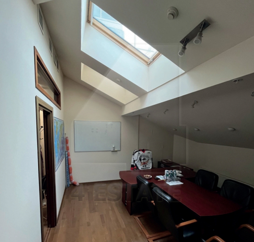 Аренда торговых и офисных помещений в бизнес-центре класса Премиум, м.Площадь революции.