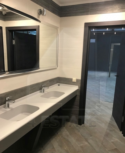 Аренда отдельно-стоящего здания с большой парковкой, м.Достаевская.