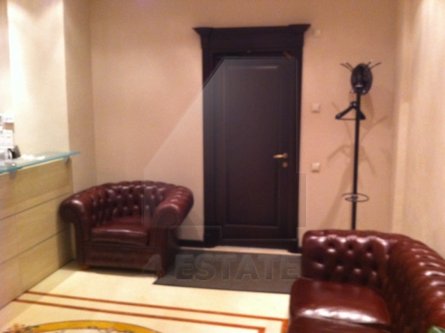 Продажа этажа в торгово-офисном центре,м. Пролетарская.