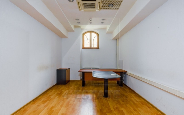 Продажа банковского помещения в элитном жилом доме, м.Кропоткинская.