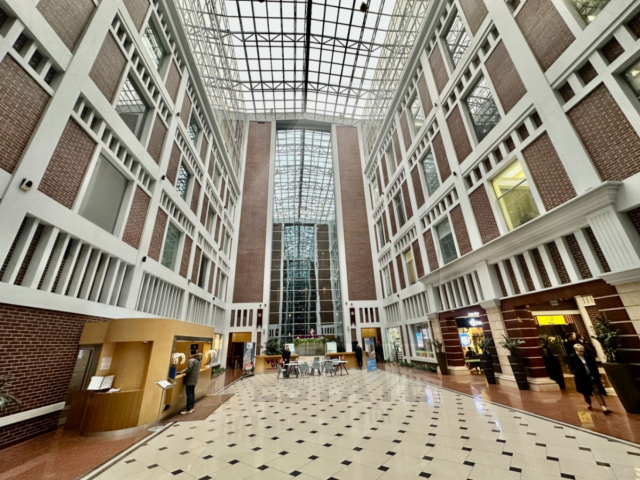 Продажа торговых помещений в бизнес-центре класса А, м.Тульская.