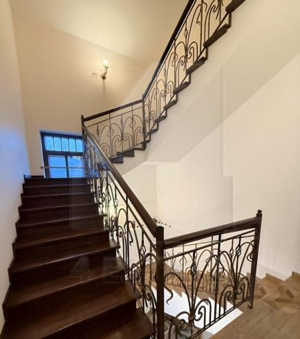 Реконструированный особняк класса В+, м.Достоевская.