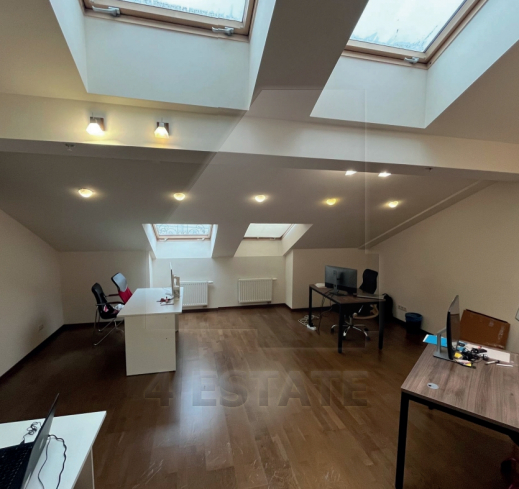 Аренда торговых и офисных помещений в бизнес-центре класса Премиум, м.Площадь революции.