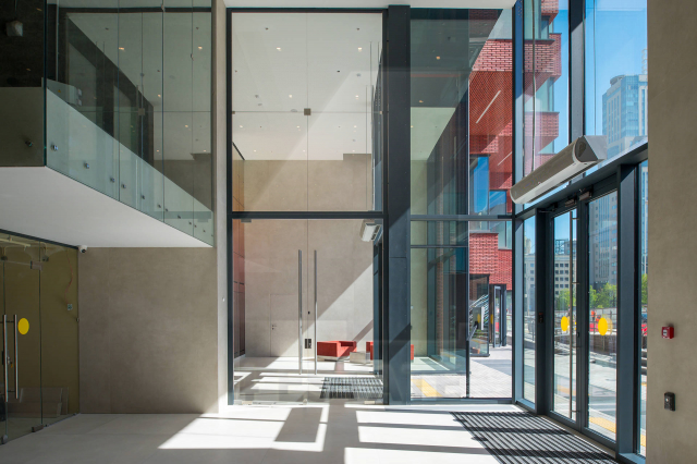 Аренда торговых помещений в элитном ЖК "RED 7", м.Красные ворота.